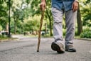 Sau tuổi 60, đôi chân yếu dần dù vẫn đi bộ mỗi ngày: 5 dấu hiệu cảnh báo sức khỏe cần chú ý