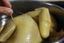 Cách luộc gà ngon không nứt da, mềm ngọt săn chắc