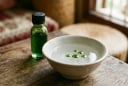 Nhỏ dầu gió rồi đặt vào bát nước để ở giường ngủ: Mẹo hay nhà nào cũng cần