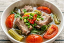 Cách nấu canh dưa chua sườn non ngọt thanh, chua dịu, 'đánh' sạch nồi cơm