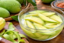Tại sao nên ngâm xoài vào nước trước khi ăn?