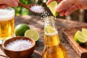 Tại sao nhiều người cho thêm chút muối tinh và lát chanh vào chai bia trước khi uống?