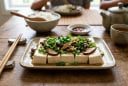 Người bệnh gout không cần kiêng đậu phụ tuyệt đối: Ăn thế nào để hỗ trợ kiểm soát axit uric?