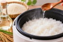 Tại sao nhiều người cho giấm vào nấu cơm?
