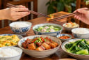 Vì sao người xưa dặn khi ăn cơm tránh gắp nối đũa, tuyệt đối không cắm đũa thẳng vào bát?
