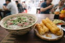 Ăn phở mỗi sáng, nhiều người mắc 2 sai lầm khiến lượng muối và calo tăng cao