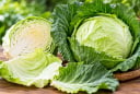 Bắp cải lá màu xanh hay màu trắng giàu dinh dưỡng hơn?
