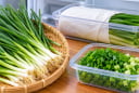 Cách bảo quản hành lá tươi cả tháng trong tủ lạnh, giữ màu xanh và mùi thơm