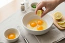 Tại sao nên vắt chanh vào trứng trước khi rán?