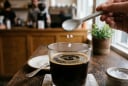 Vì sao nên bỏ chút muối vào ly cà phê?
