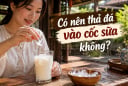 Có nên thả đá vào cốc sữa không?