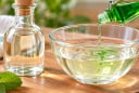 Vì sao nhiều người trộn giấm với dầu gió? Mẹo nhỏ được truyền tai có tác dụng gì?