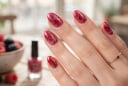 5 mẫu nail màu quả mọng giúp đôi tay trắng sáng, sang hơn: Xu hướng thu đông 2026