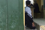 Nam sinh lớp 9 bị cô giáo bắt quỳ gối ngay trong lớp học gây tranh cãi trên mạng xã hội