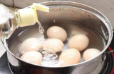 Bỏ trứng từ tủ lạnh ra đừng vội luộc ngay, thêm một bước nữa trứng sẽ ngon mềm, vỏ dễ bóc