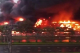 Cháy lớn tại khu công nghiệp, lửa và cột khói cao hàng chục mét