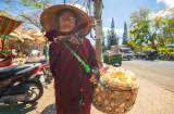 Cụ bà 94 tuổi còng lưng gánh bánh bắp đi bán, cư dân mạng không khỏi bồi hồi thương cảm