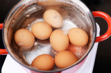 Luộc trứng đừng vội thả luôn vào nồi, làm theo cách này vừa không nứt lại không lo sát vỏ
