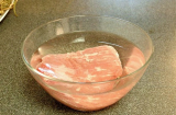 Đầu bếp tiết lộ: Ngâm thịt vào một bát nước muối loãng rồi chiên rán là thịt thơm ngon gấp bội phần
