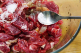 Ướp thịt bò đừng vội cho muối: Thêm một thìa bột này vào đảm bảo thịt mềm ngon chuẩn vị nhà hàng