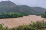 37 người đi rừng mất liên lạc trong bão, nhiều nơi ở miền Trung ngập lụt, mất điện
