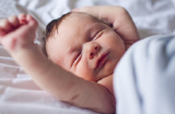 Vì sao trẻ sơ sinh thường xuyên vặn mình, rướn người khi ngủ?