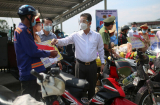 CSGT Đà Nẵng tặng xe máy mới cho người dân về quê
