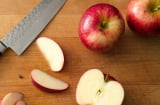 Mẹo gọt trái cây không sợ thâm màu sau khi cắt