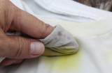 9 mẹo giặt sạch những vết bẩn cứng đầu trên quần áo mà không làm bạc màu