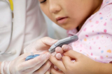 Bé gái 7 tuổi đã mắc đái tháo đường, BS chỉ ra nguyên nhân và dấu hiệu tiểu đường ở trẻ nhỏ