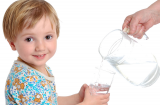 4 'khung giờ vàng' cứ cho trẻ uống nước còn tốt hơn cả uống sữa
