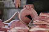 Ra chợ mua thịt lợn thấy 6 dấu hiệu này chứng tỏ bị bơm nước, nhiễm bẩn không nên mua