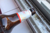 Uống bia thừa đổ đi 'phí của', đổ lên bệ cửa sổ bám bẩn: Sau 5 phút sẽ thấy điều bất ngờ xảy ra