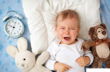 Trẻ thường xuyên quấy khóc giữa đêm, bố mẹ nên làm gì?