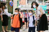 Học sinh lớp 1-6 Hà Nội đi học trở lại: Nhiều em 'mất ngủ' vì vui quá, có trẻ mếu máo không nhận cô