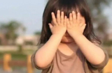 Thấy bé gái 3 tuổi liên tục kêu khó chịu, cô giáo chạm vào quần bé mới biết sự thật đau lòng