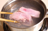 Nhiều người không biết thường bỏ 3 loại gia vị này vào luộc thịt lợn, bảo sao thịt khô, mất chất