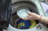 Khi giặt quần áo, đừng bỏ mỗi bột giặt, thêm 2 thứ này đảm bảo quần áo sạch tinh tươm