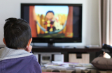 Trẻ xem TV nhiều: Ảnh hưởng đến sự tập trung, thành tích học tập sụt giảm