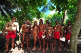 Bộ tộc nguyên thủy sống “thoáng”nhất thế giới: Người dân không thích mặc quần áo, thích xăm mình và nhuộm răng đen