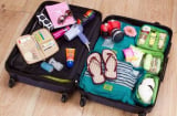Tiếp viên hàng không chia sẻ 11 mẹo sắp xếp quần áo, đồ đạc gọn trong vali du lịch