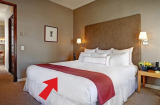Vì sao trong khách sạn luôn đặt 1 tâm chăn trải ngang giường: Lý do quan trọng nhiều người không biết mà sử dụng
