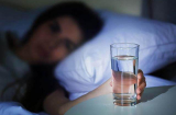 Có nên uống nước trước khi đi ngủ hay không?