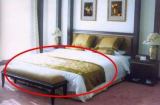 Vì sao khách sạn nào cũng phải trải một mảnh vải ngang giường, 90% mọi người không biết