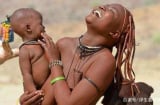 Bộ lạc nguyên thủy nơi phụ nữ từ chối mặc quần áo dùng bùn để bôi lên người, đàn ông sống không qua 15t