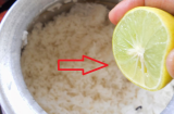 Đừng chỉ cho nước, vắt thêm quả chanh vào nồi cơm trước khi nấu, hạt nào cũng căng tròn, dẻo hơn gấp đôi