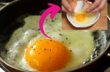 Trứng ốp hay bị nát đừng vội đập thẳng vào chảo, đầu bếp chỉ cách làm vừa mềm xốp vừa thêm chất bổ