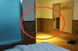 Đi khách sạn nhớ phải bật đèn vệ sinh để qua đêm, vì sao vậy?