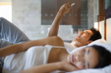 4 dấu hiệu bất thường trước khi ngủ chứng tỏ chồng đang ngoại tình, chị em nên lưu tâm
