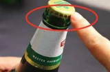 Nắp chai bia có một điểm nhỏ, cứ nhắm vào đấy là bật nắp dễ dàng, chẳng cần dụng cụ phức tạp